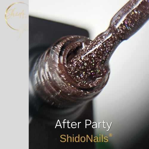 ShidoNails After Party glitter gellak close-up die de diepbruine basis met verfijnde, veelkleurige glinstering toont op het kwastje en in de opening van het flesje.