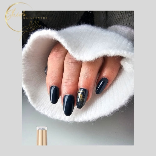 Graphite Mist gellak van ShidoNails® in diepgrijze tot bijna zwarte tint met strakke hoogglans, professioneel gelakt.