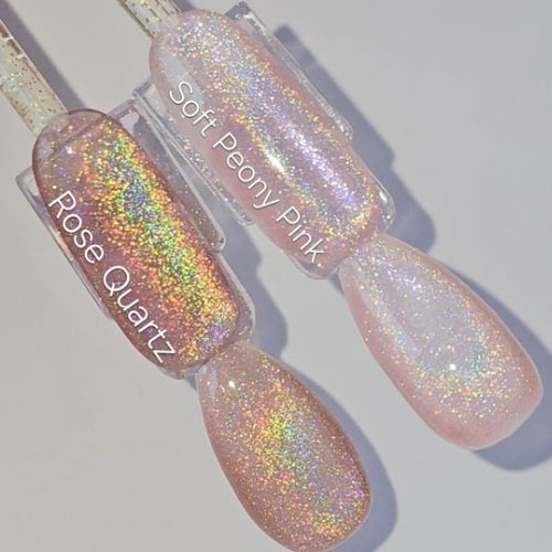 Holografische nude cat eye gellak op swatch tips. Roze Quartz en soft Peony Pink.