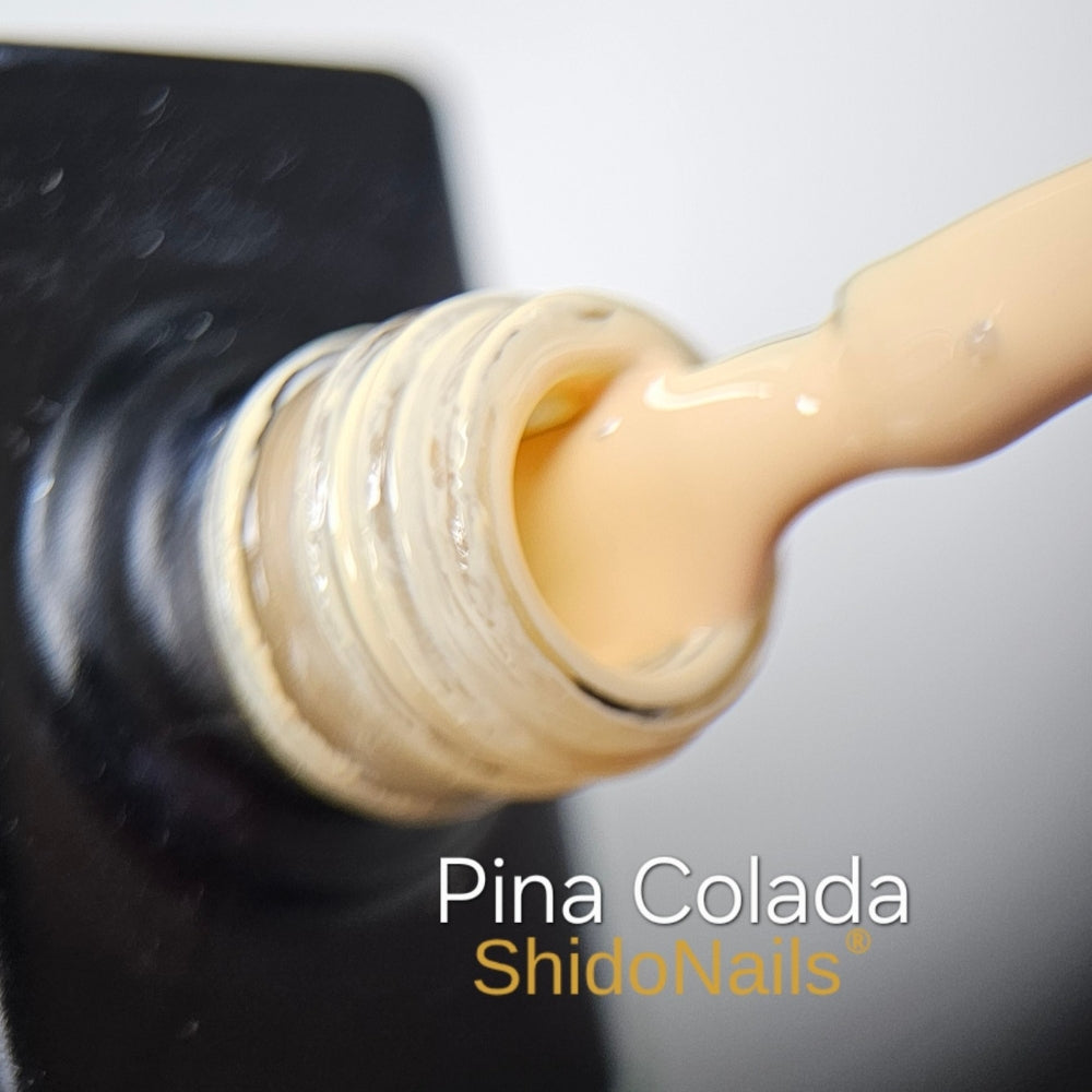 De romige, zachtgele textuur van Pina Colada gellak op de kwast. Een HEMA-vrije en professionele gellak van ShidoNails®.