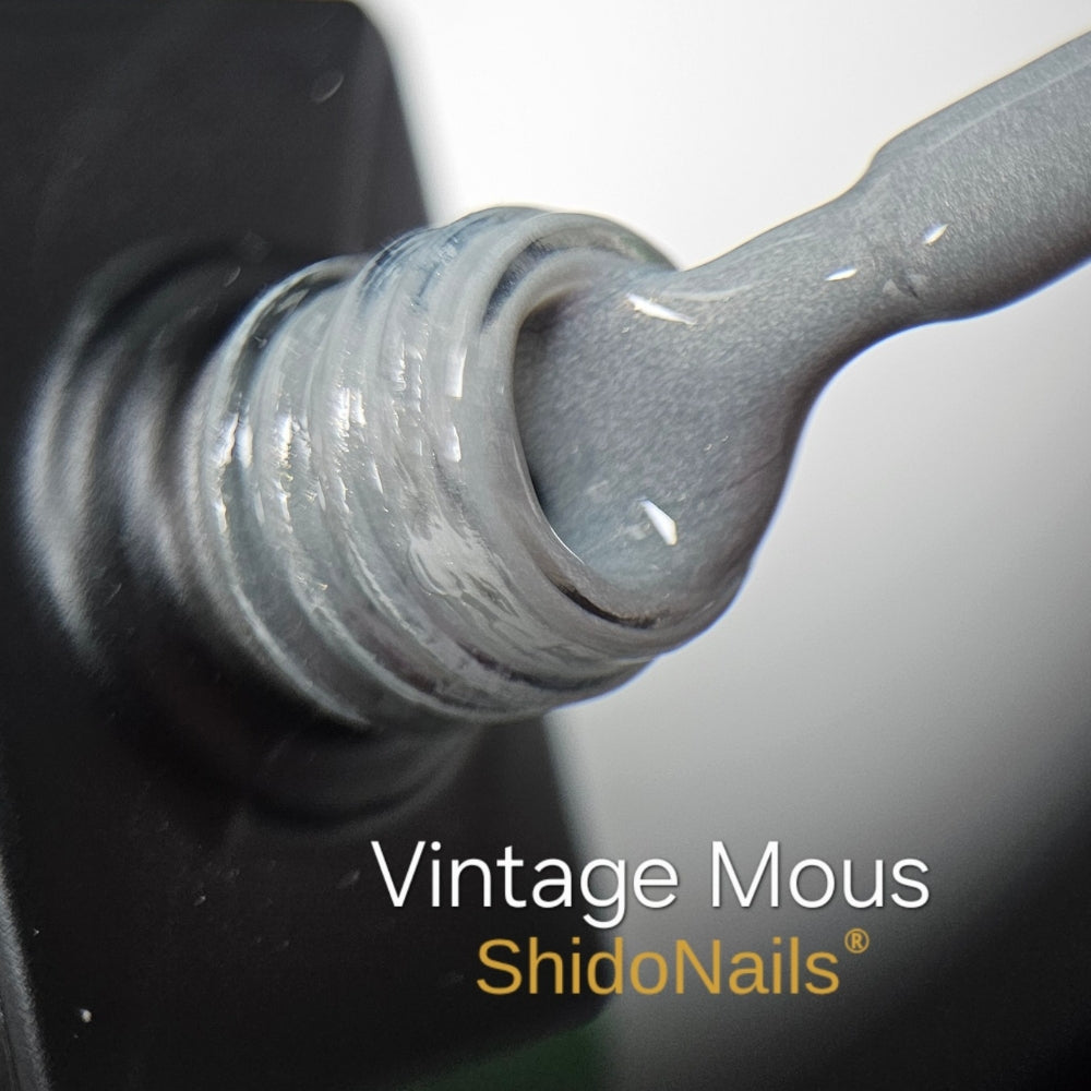 Chique muisgrijze met shimmer Vintage Mous gellak detail op de kwast. Een veilige, HEMA-vrije formule voor nagelstylisten die op gellakwinkel.nl shoppen.