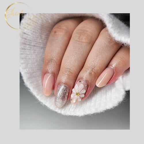 Manicure met Hybride Gel latte glow en gellak ivoor glitter. 4 in 1 Hardgel resultaat op natuurlijke nagels met bloemen nail art en zilveren glitters.