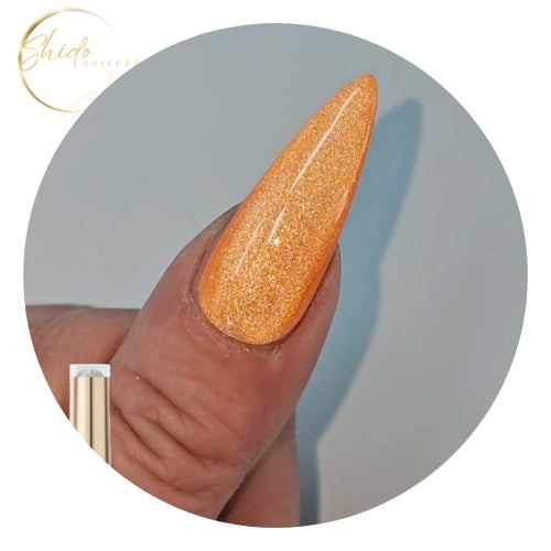 Close-up van een nagel met neon oranje cateye gellak, waarbij fijne magnetische deeltjes zorgen voor een helder cat-eye effect met een intense lichtlijn en sprankelende diepte in de kleur.