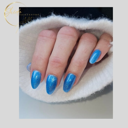 Detailfoto van Spetter Mariska hologram gellak van ShidoNails® met blauw sprankelend lichtreflecterend effect op nagels.