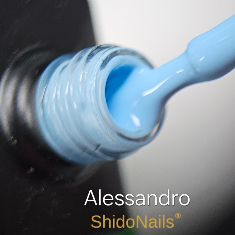 Close-up van de Alessandro gellak op de kwast; een krachtige kleur blauw met perfecte dekking. Volledig vegan en TPO-vrij geproduceerd voor gellakwinkel.nl.