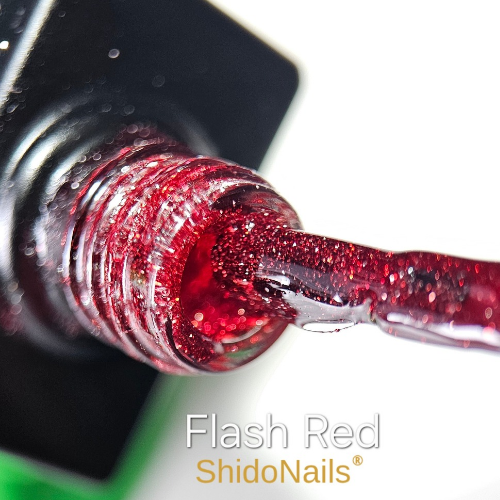 Close-up van de ShidoNails gellak flesopening en het penseel in de kleur flash red, een neon rode reflecterende tint.