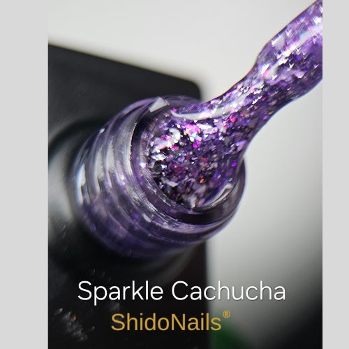Textuur van ShidoNails Sparkle Cachucha paarse gellak vol met glinsterende flakes en pigment.