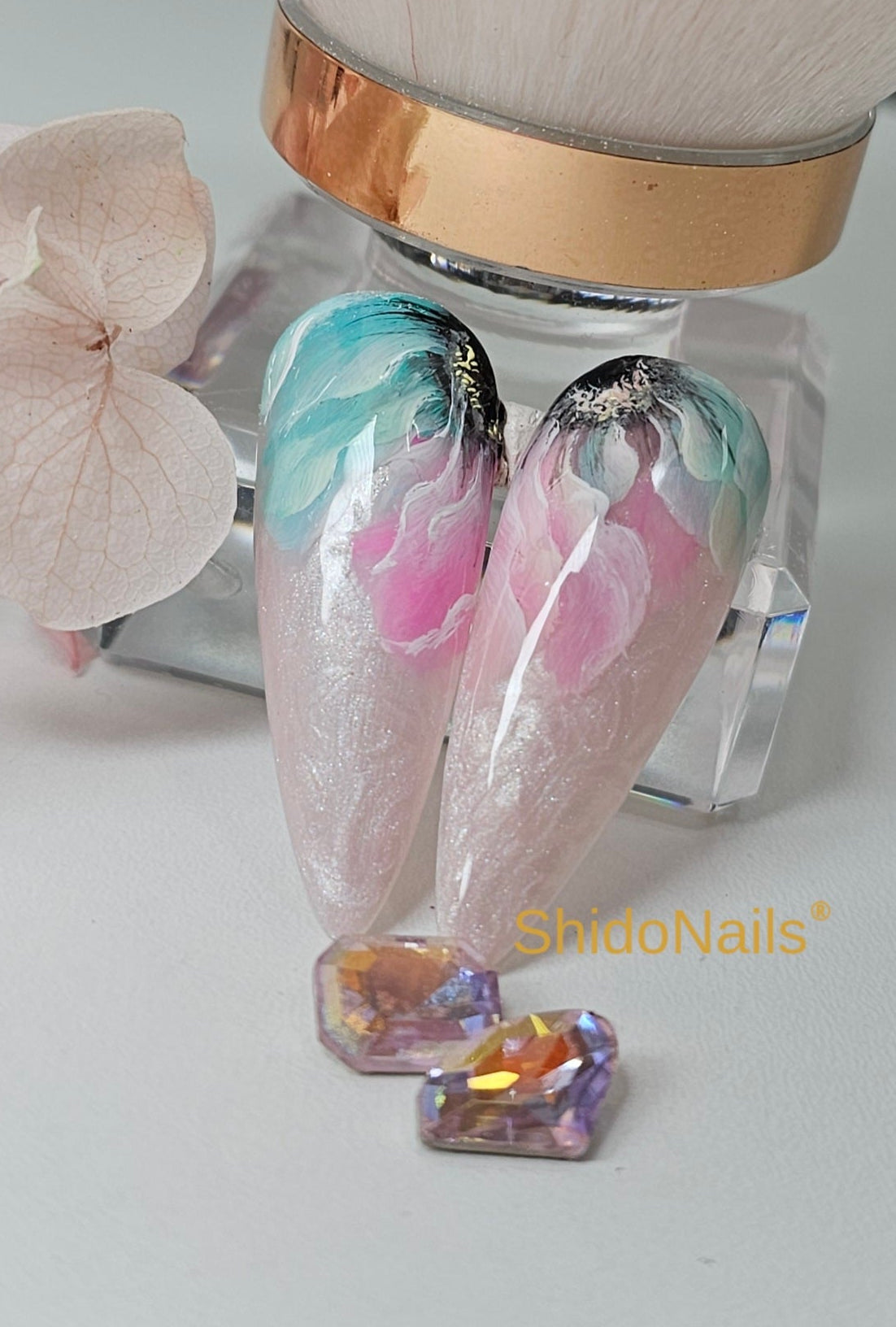 2 bloemen op nagels geschildert met Pat-Pat Gel, wet in wet techniek. Zeegroen met fuchsia roze als inspiratie van ShidoNails