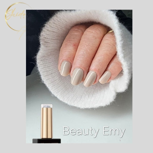 Beauty Emy gellak van ShidoNails® in een zachte nude tint met een natuurlijke, verzorgde uitstraling. Perfect voor elegante en tijdloze nagels.