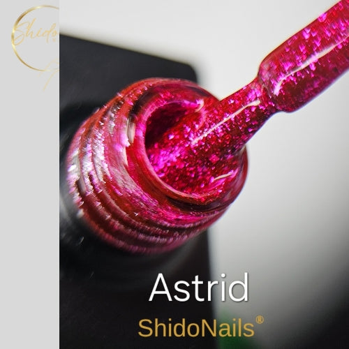 ShidoNails Astrid glitter gellak close-up die de diepe, fuchsia glitterstructuur toont op het kwastje en in de opening van het flesje.