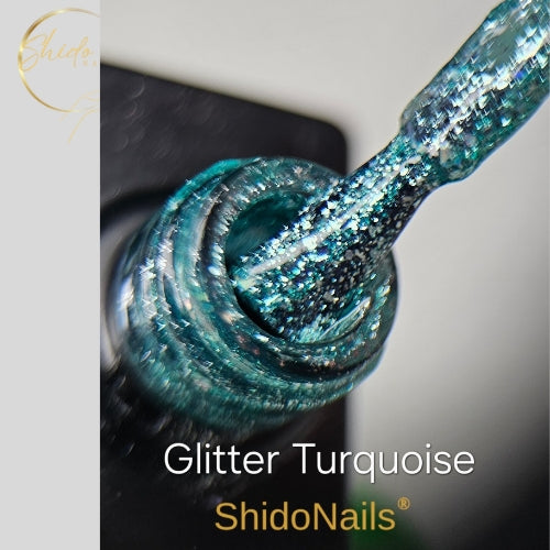 ShidoNails Glitter Turquoise glitter gellak close-up die de fijne, fonkelende blauwgroene glitterstructuur toont op het kwastje en in de opening van het flesje.