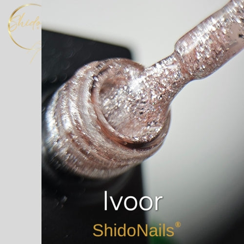 ShidoNails Ivoor glitter gellak close-up die de delicate, ivoorwitte glitterstructuur toont op het kwastje en in de opening van het flesje.