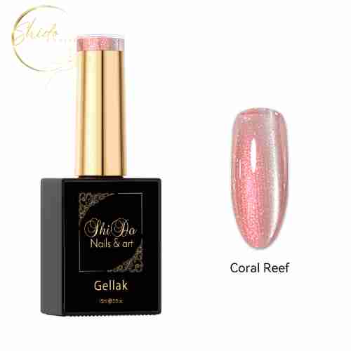 Een flesje Shidonails gellak Coral Reef, een zalm roze kleurige cateye-nagellak, naast een kunstnagel waarop het effect te zien is