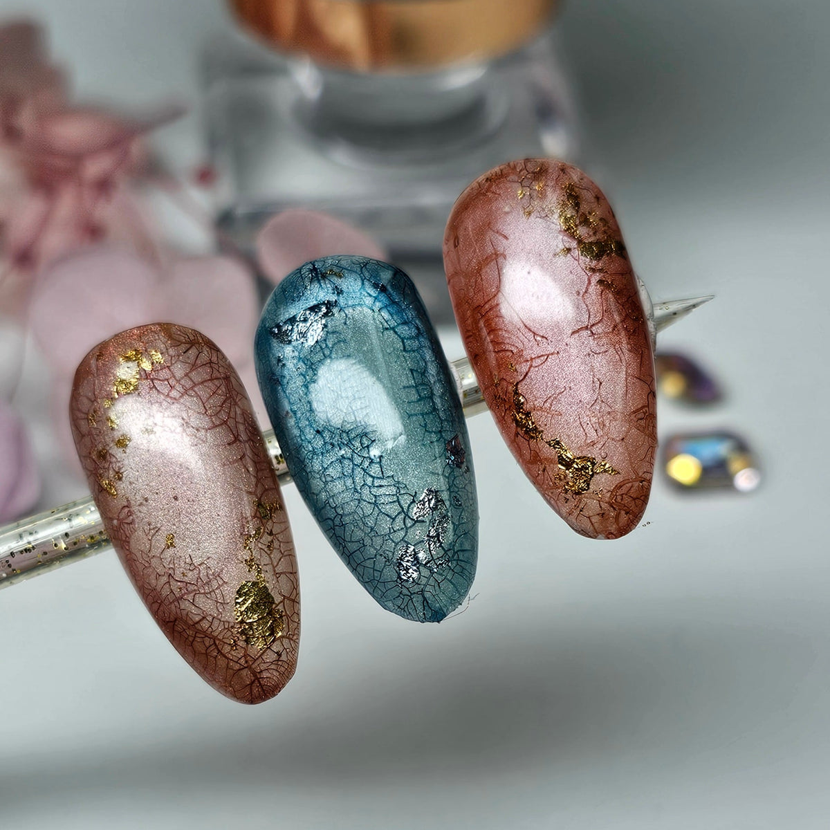 Nageldesign met ShidoNails® Crystal Crackle Clear voor een transparant gebarsten craquelé-effect over de onderliggende kleur.