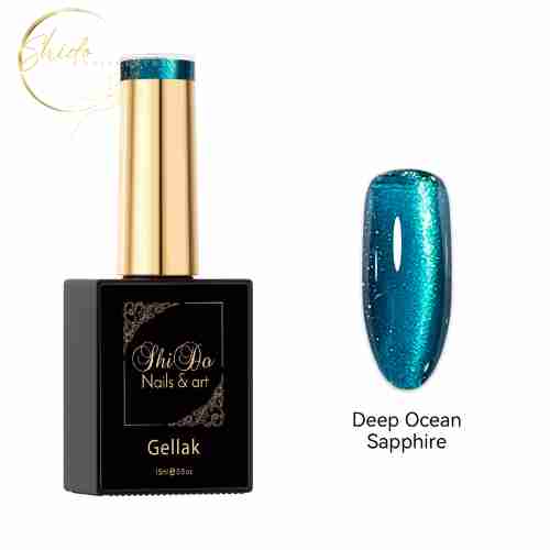 Een flesje Shidonails Deep Ocean Sapphire een diepblauwe groene cateye gellak, naast een kunstnagel waarop het levendig cateye effect te zien is.