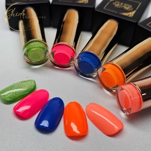 ShidoNails flesjes met 5 verschillende neon gelakte kleuren ervoor. Neon groen, roze,blauw,oranje en koraal