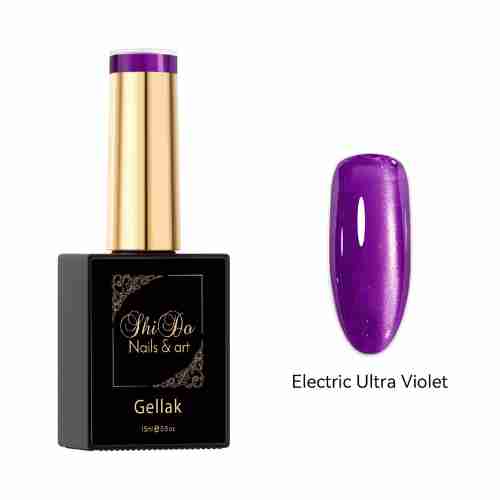Een flesje Shidonails Electric Ultra Violet een diep paarse cateye gellak, naast een kunstnagel waarop het levendig cateye effect te zien is.