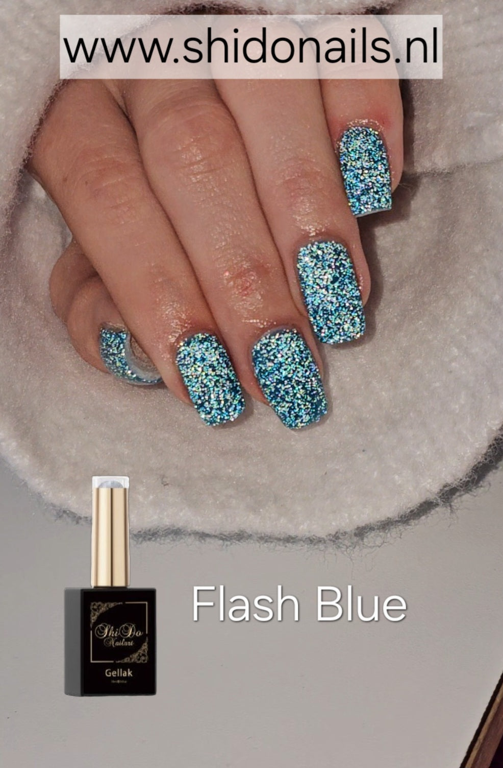 Blauwe reflecterende gellak Flash Blue van ShidoNails® met intense glitter en flash effect op vierkante nagels, professionele salonkwaliteit glitter nagels.
