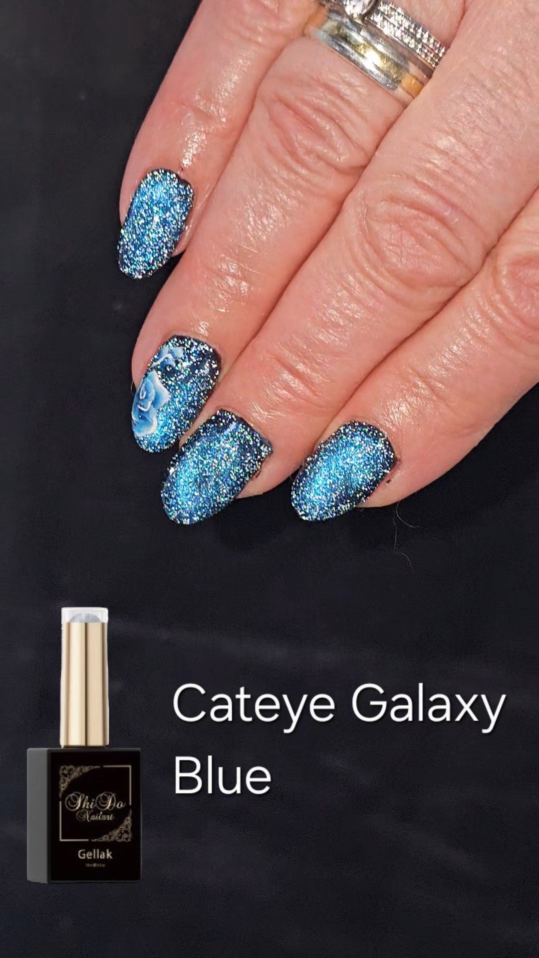 Blauwe 9D cateye gellak Galaxy Cateye Blue van ShidoNails® met reflecterende glitters en galaxy effect op vierkante nagels.