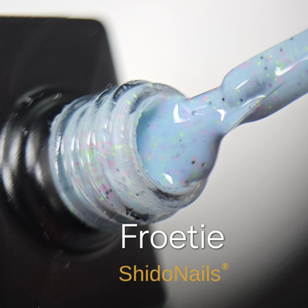 Textuur van de Froetie glitter gellak van ShidoNails® op de kwast; toont de unieke mix van blauwe basis en meerkleurige glitters, 100% TPO-vrij.