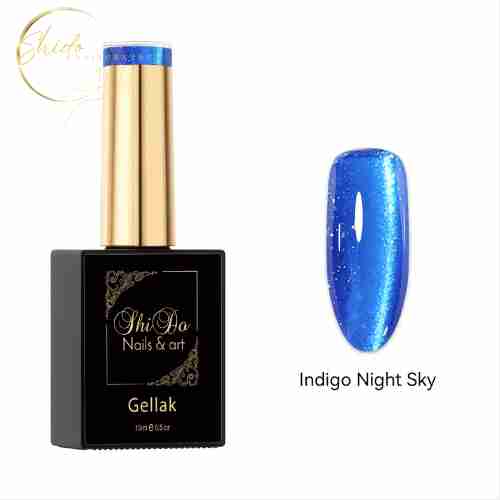 Een flesje Shidonails gellak Indigo Night Sky, een diepblauwe cateye-nagellak, naast een kunstnagel waarop het effect te zien is.