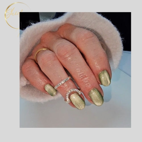 Olijfgroene cateye-nagels met magnetisch diepte-effect en zilveren glans. Luxe groene manicure met velvet finish.