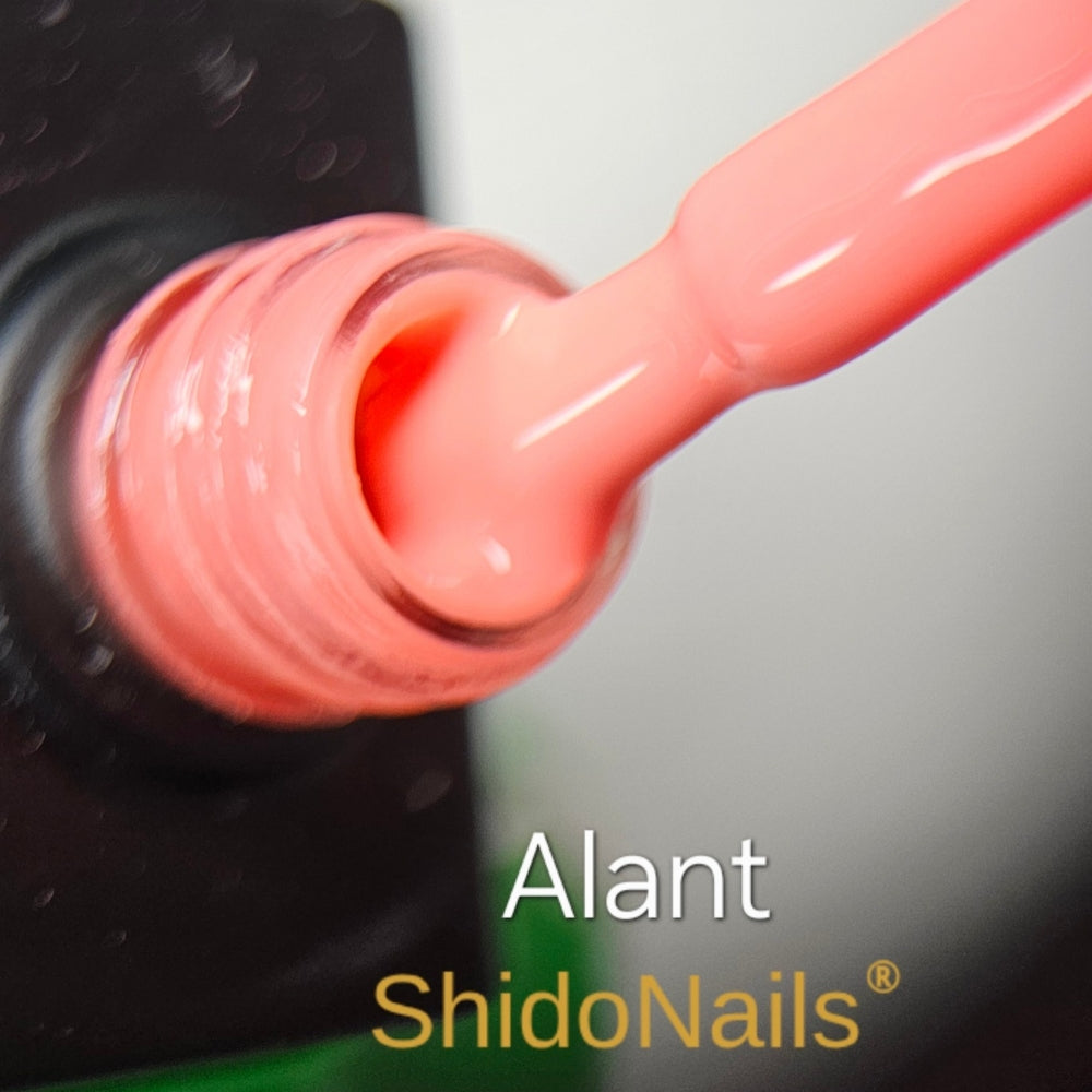 Close-up van de Alant gellak op de kwast; toont de zachte, warme perzik/koraal tint. ShidoNails® kwaliteit: vegan en TPO-vrij.