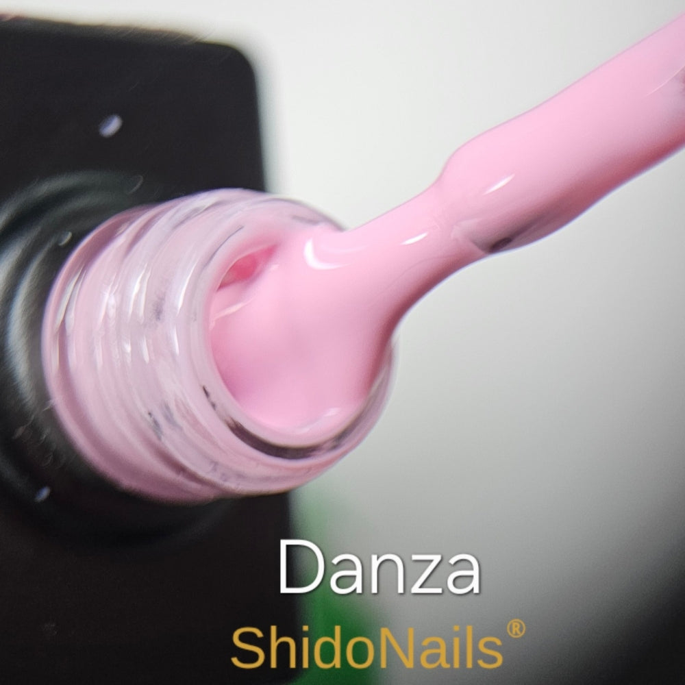 Close-up van de ShidoNails® kwast met Danza gellak, een zachte pastelroze tint. Formule is TPO-vrij en veilig geproduceerd voor gellakwinkel.nl.