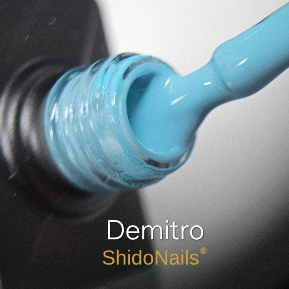 Close-up van de helderblauwe Demitro gellak op de ShidoNails® kwast, vrij van schadelijke stoffen zoals TPO en HEMA voor veilig gebruik in 2026.