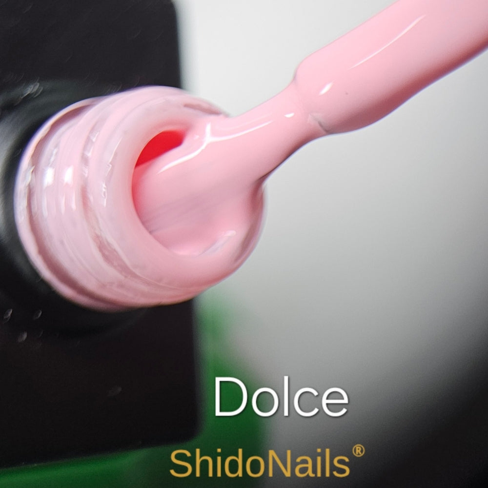 De romige pastelroze textuur van Dolce gellak op de kwast. Een duurzame, TPO-vrije professionele gellak, shop op gellakwinkel.nl.