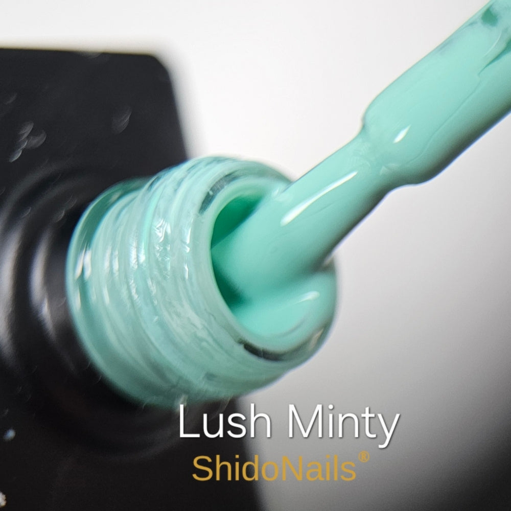 Close-up van de mintgroene Lush Minty gellak op de ShidoNails® kwast; een frisse en veilige gellak zonder TPO-pigmenten.