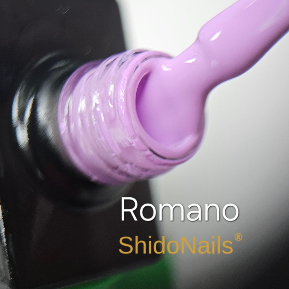 Close-up van de Romano gellak op de kwast; toont de prachtige lila tint. Deze ShidoNails® lak is 100% TPO-vrij en HEMA-vrij voor een veilige manicure.