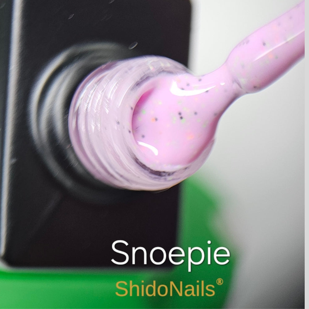 De Snoepie gellak op de kwast; een zachtroze basis met vrolijke meerkleurige glitters. Vegan en veilig, perfect voor gellakwinkel.nl.