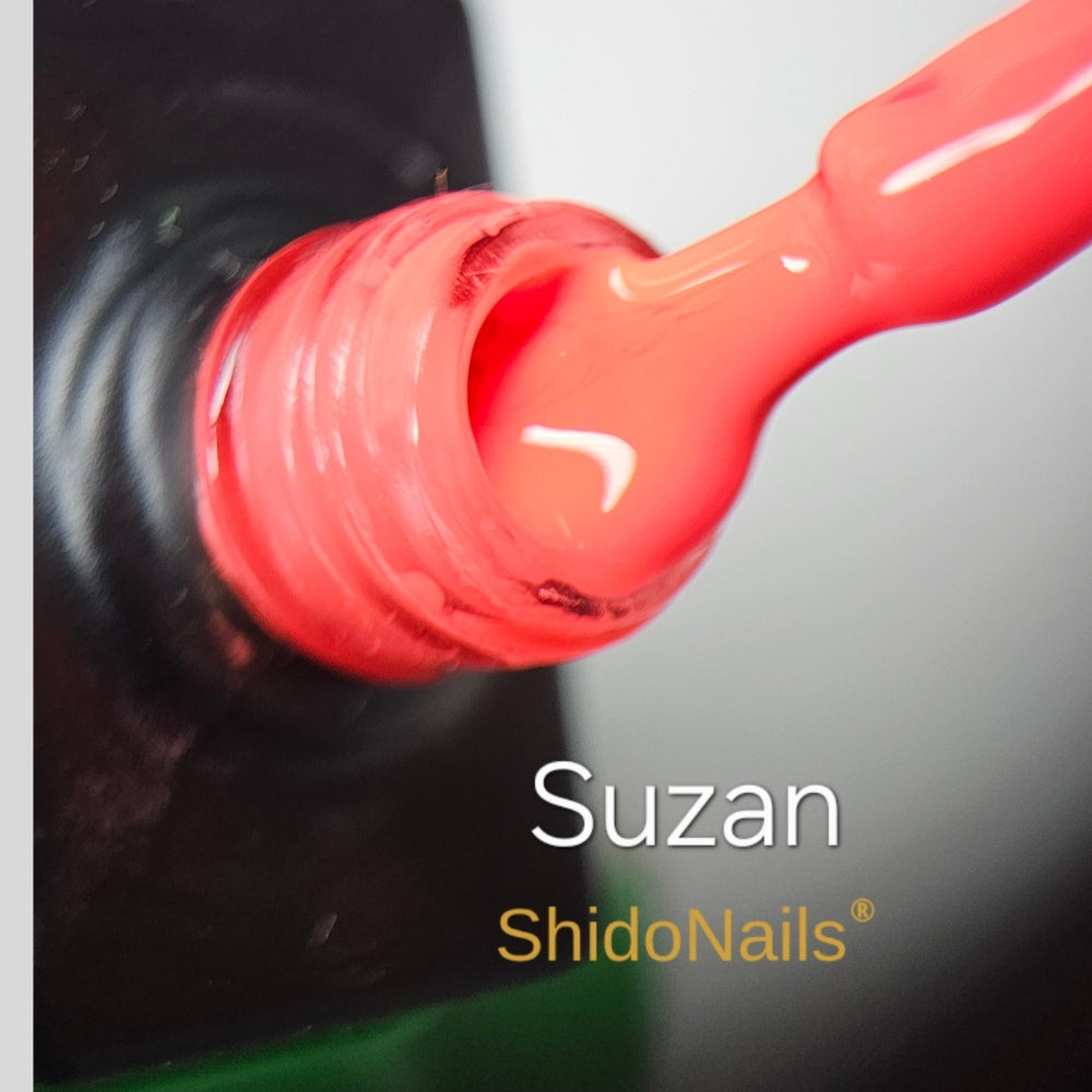 De levendige koraal/oranje textuur van Suzan gellak op de kwast. Deze professionele lak is HEMA-vrij en zorgt voor een stralend resultaat.
