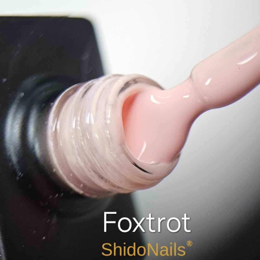 Professionele detailfoto van de Foxtrot gellak kwast met een zachte nude-roze tint. De formule is vegan en veilig geproduceerd voor gellakwinkel.nl.