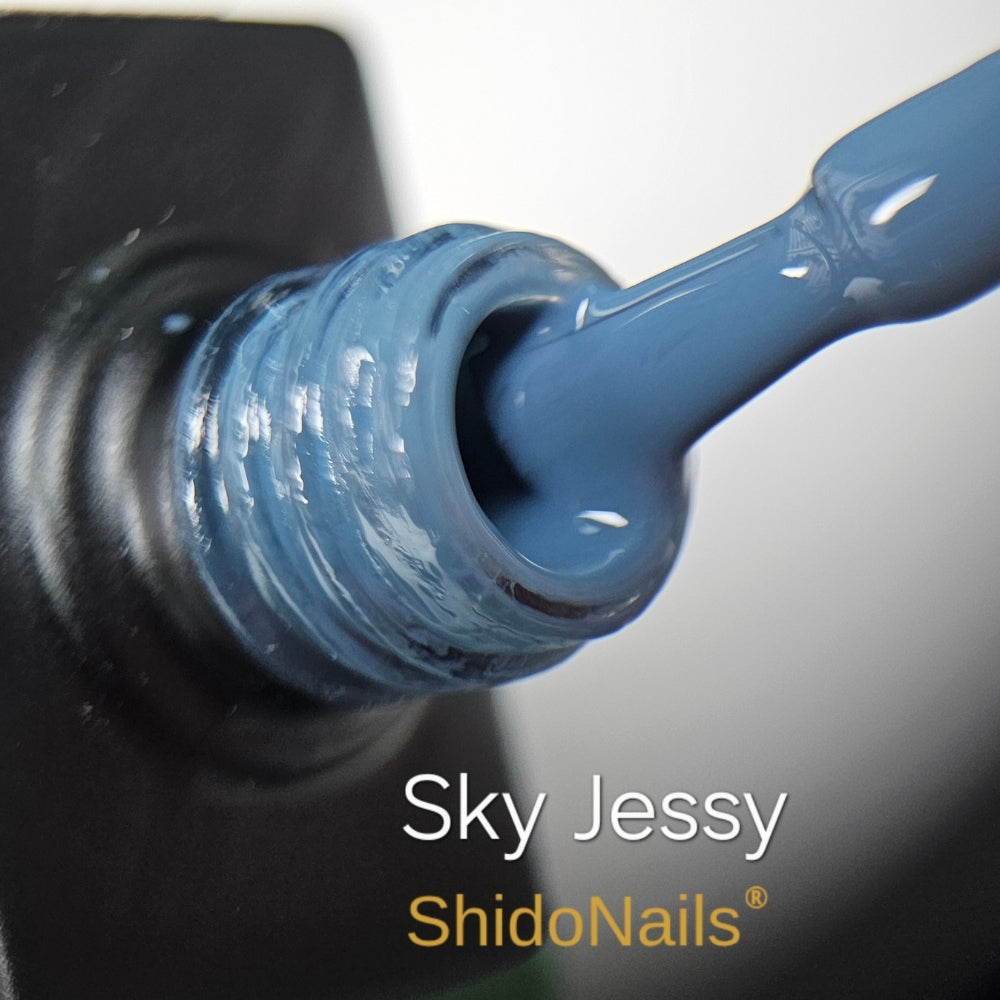 Detail van de Sky Jessy blauwe gellak op de ShidoNails® kwast; toont de gladde, professionele structuur van deze TPO-vrije lak.