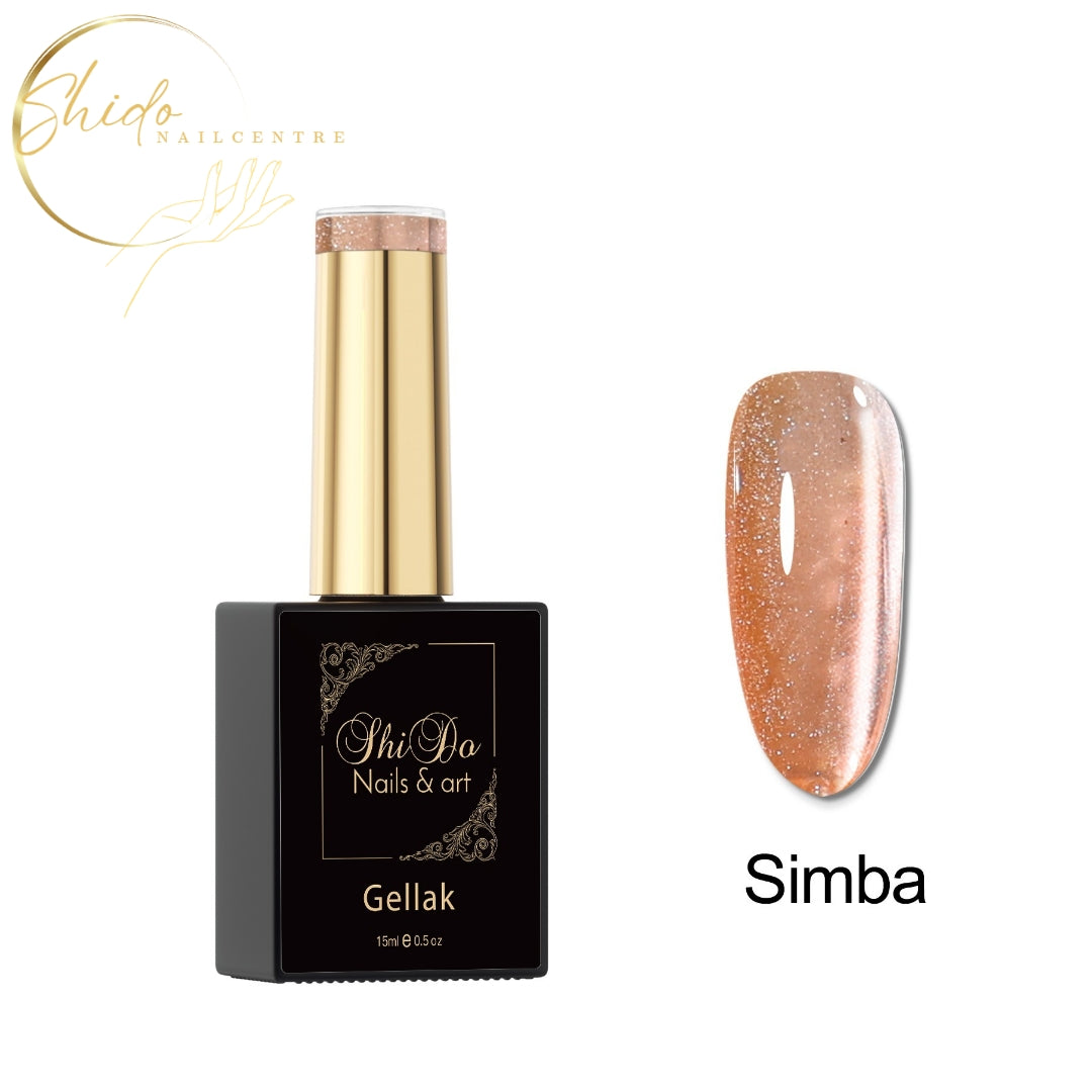 Productfoto van een nude cateye gellak van ShidoNails® met fijne glinsterende deeltjes en een zacht magnetisch cat-eye effect dat zorgt voor een elegante lichtreflectie en natuurlijke diepte op de nagel.