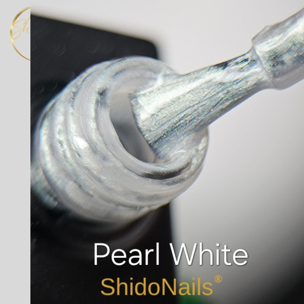 ShidoNails Pearl White cream parelmoer gellak close-up die de glanzende witte textuur toont in het flesje, ideaal voor het maken van patronen met een nail art needle.