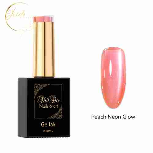 Een flesje Shidonails gellak Peach Neon Glow, een perzik kleurige cateye-nagellak, naast een kunstnagel waarop het effect te zien is