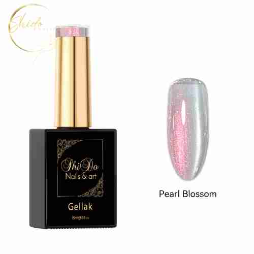 Een flesje Shidonails gellak Pearl Blossom, een transparate roze cateye-nagellak, naast een kunstnagel waarop het effect te zien is