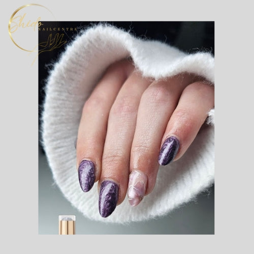 Paarse parelmoer gellak Pearl Loulou van ShidoNails®, waarbij het pearl-effect met een dotting tool bewerkt kan worden voor een zachte, luxe glans en subtiele beweging in de nagel.