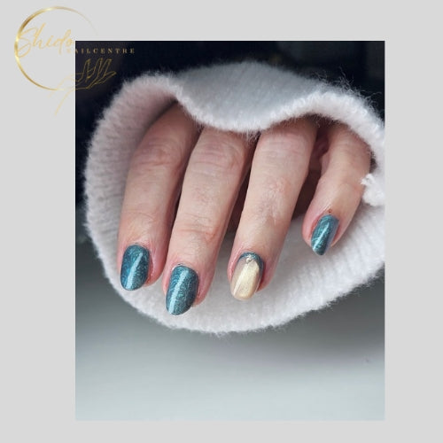 Pearl Shabby parelmoer gellak van ShidoNails® in blauwgroene tint met zachte shimmer, professioneel gelakt met hoge glans.