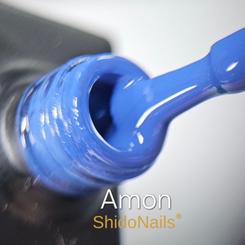 Close-up van de ShidoNails gellak flesopening en het penseel in de kleur Amon, een poeder blauwe tint.
