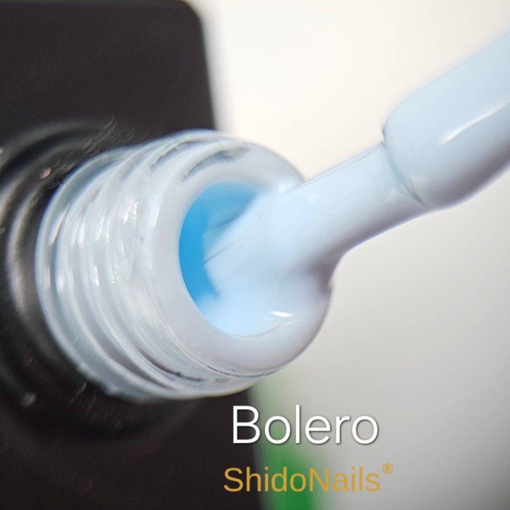 Close-up van het penseel en de vloeibare textuur van ShidoNails gellak Bolero in een helder lichtblauwe kleur.
