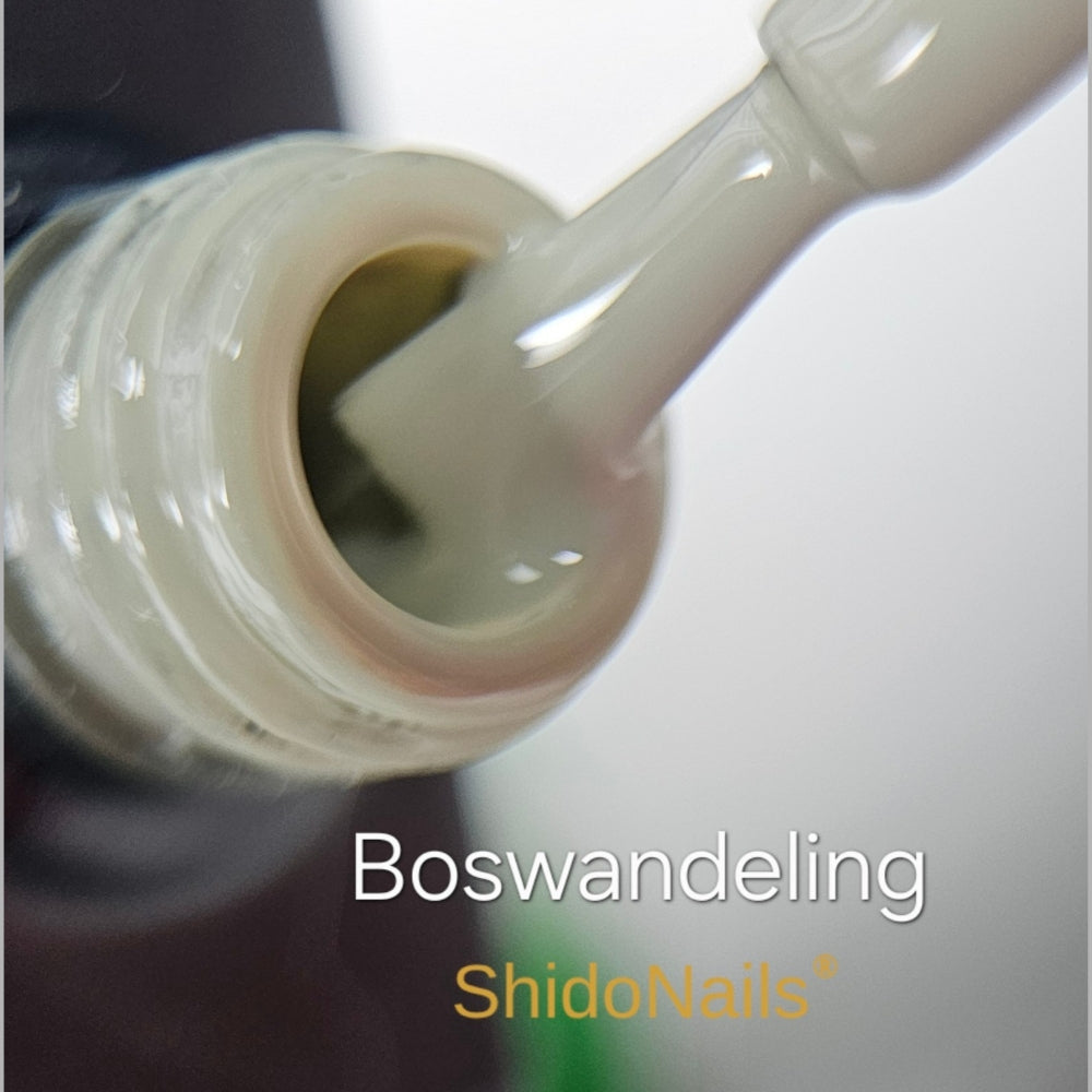 Close-up van de ShidoNails gellak kleur Boswandeling, een rustige gebroken grijs groene lichte tint.