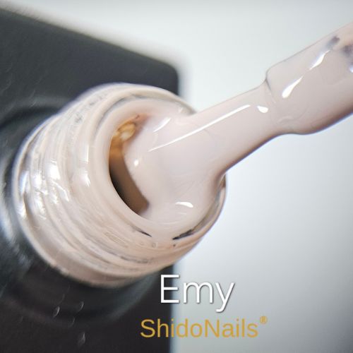 Close-up van de ShidoNails gellak flesopening en het penseel in de kleur Emy, een romige nude tint.