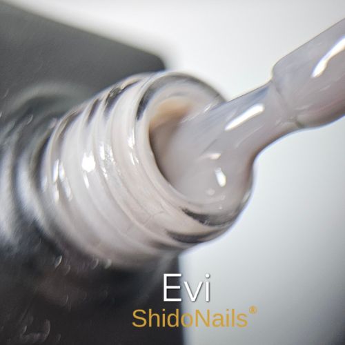 Close-up van de ShidoNails gellak flesopening en het penseel in de kleur Evi, een nude met vleugje grijs tint.