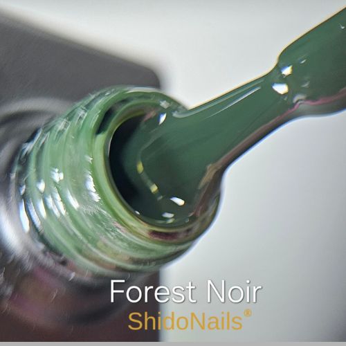 Close-up van de ShidoNails gellak flesopening en het penseel in de kleur Forest noir, een donker groene tint.
