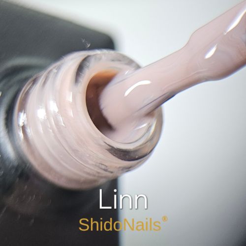 Close-up van de ShidoNails gellak flesopening en het penseel in de kleur Linn, een zachte nude tint.