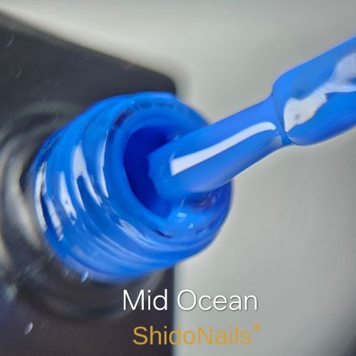 Close-up van de ShidoNails gellak flesopening en het penseel in de kleur Mid ocean, een felle blauw tint.